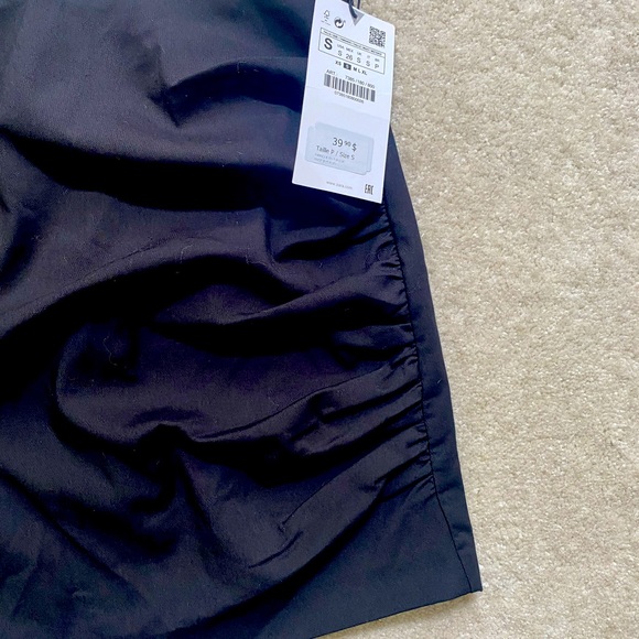 Black mini skirt with side ruching - Picture 2 of 3